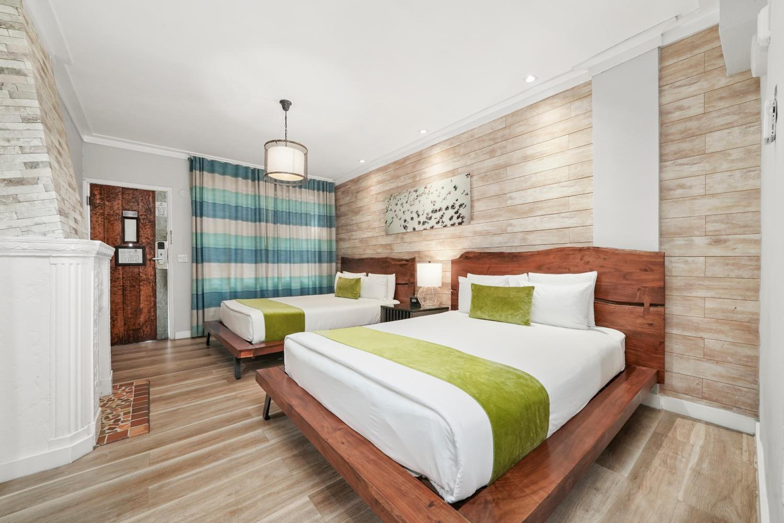 JUNIOR SUITE, DELUXE, 2 QUEEN BEDS