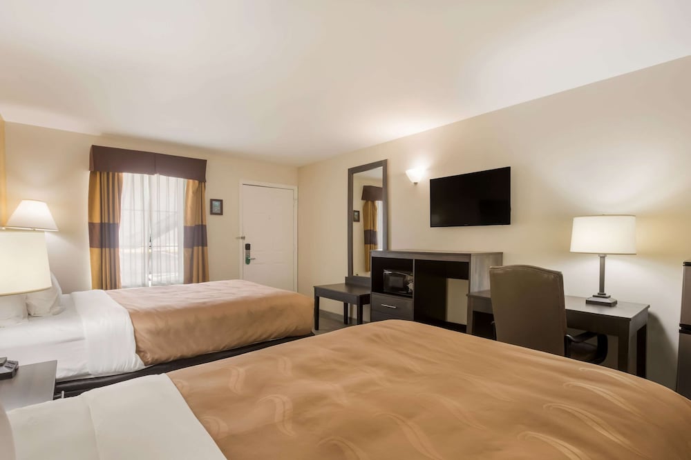 Quality Inn & Suites Greensboro near Lake Oconee 12/36