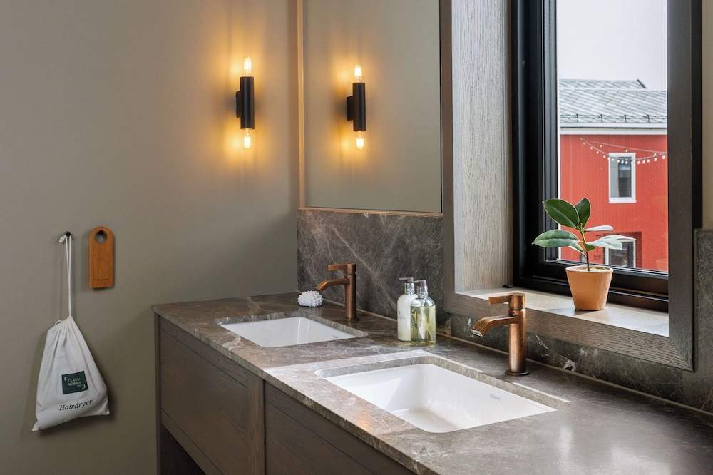 Henningsvaer Bryggehotell by Classic Norway Hotels 49/50