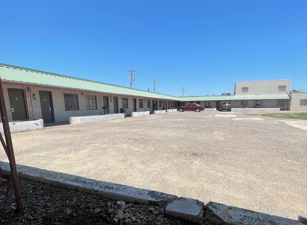 Mustang Motel 13/18