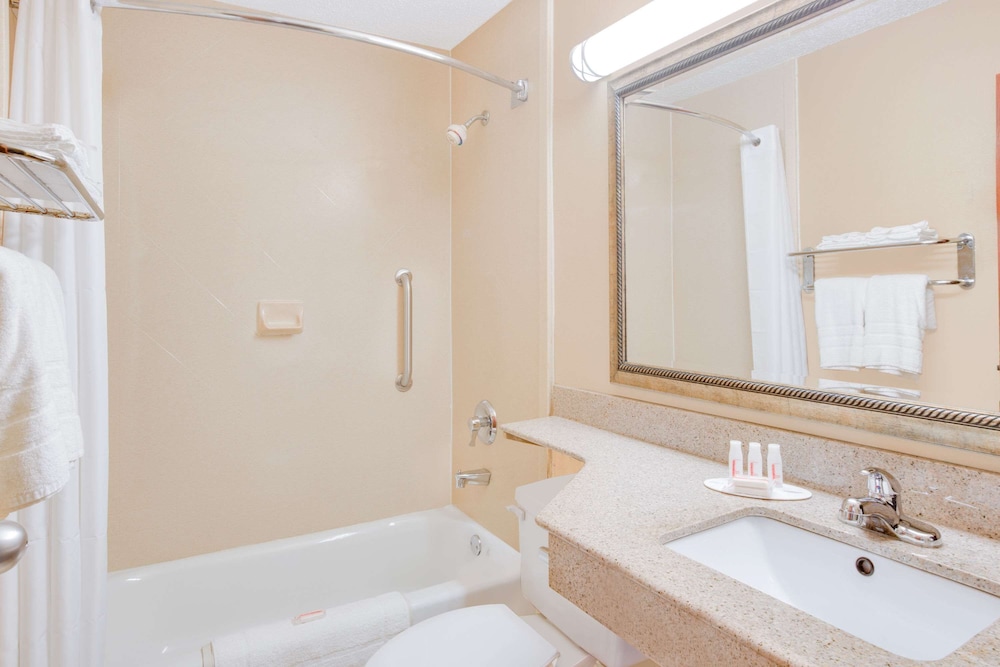 Coastal Inn & Suites Wilmington NC (ex Super 8 Wilmington) 11/27