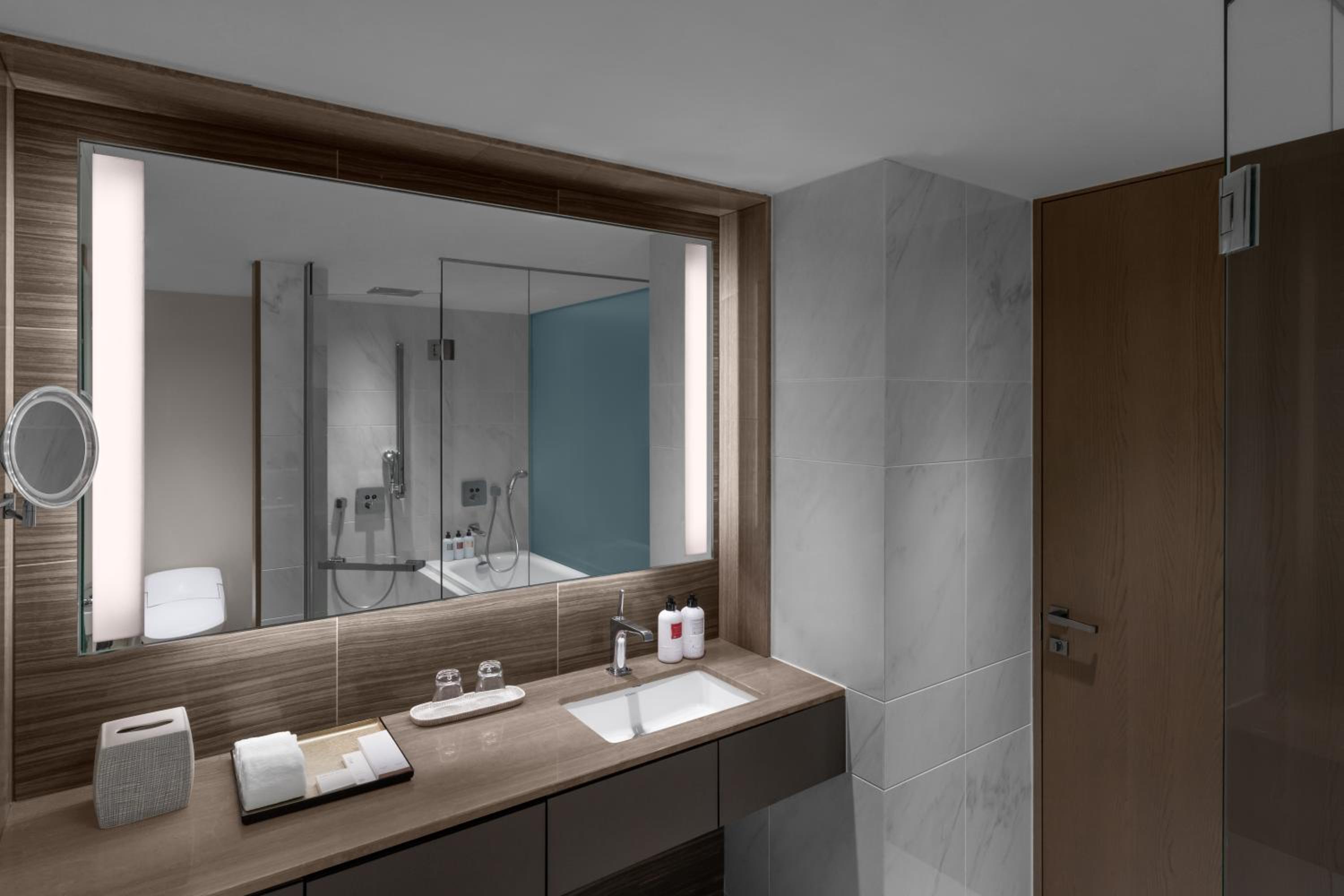جناح بسريرين منفصلين مع أريكة مع دخول صالة النادي، Ana Intercontinental Tokyo 2/2