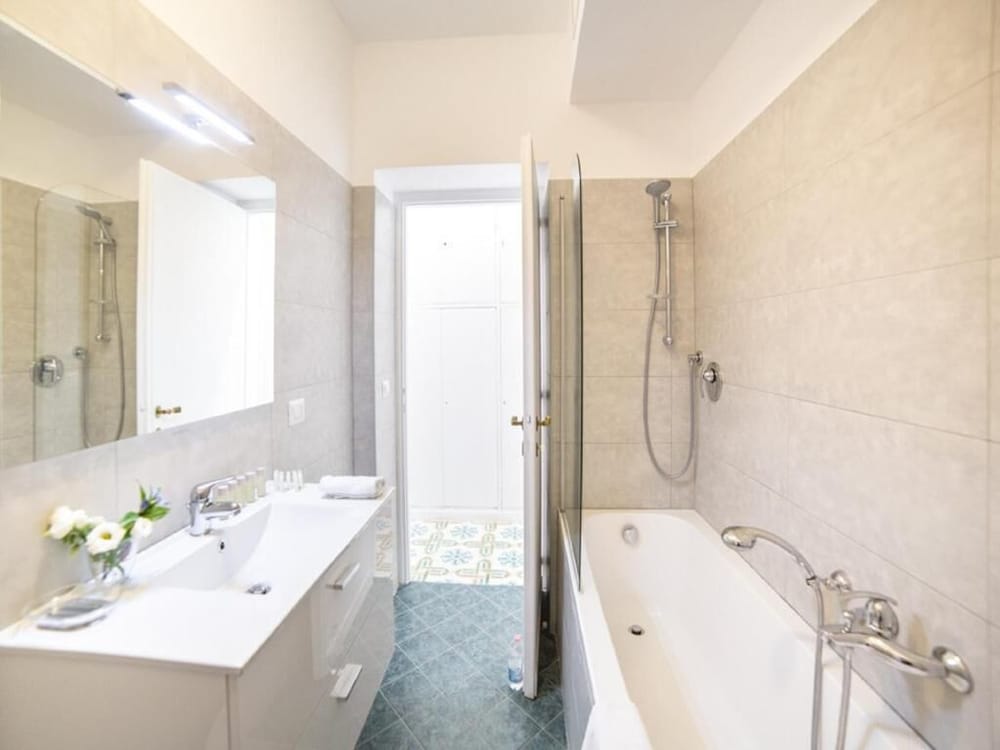 Grand Master Suites 72/74