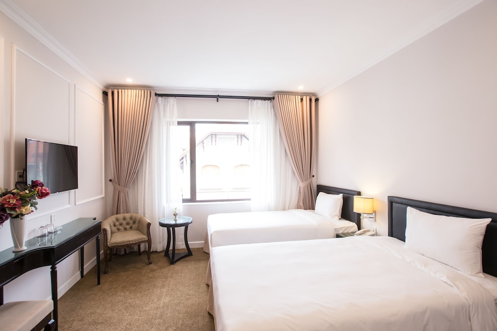 SUITE, TWIN BEDS