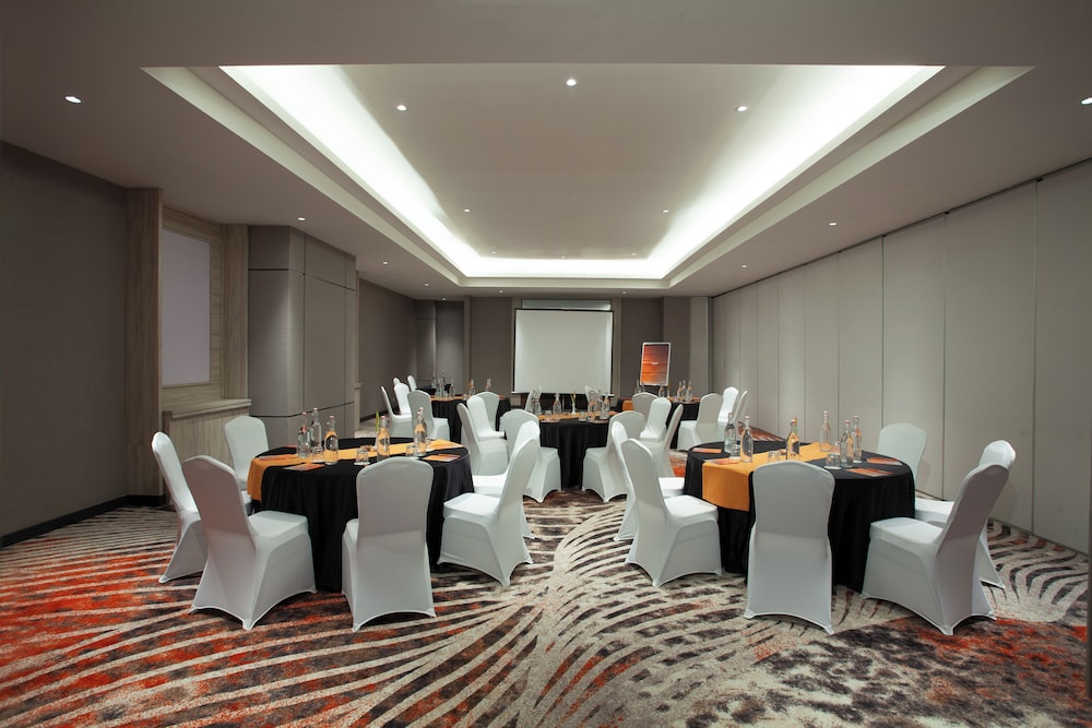 Harris Hotel and Convention Cibinong City Mall Bogor 55/61