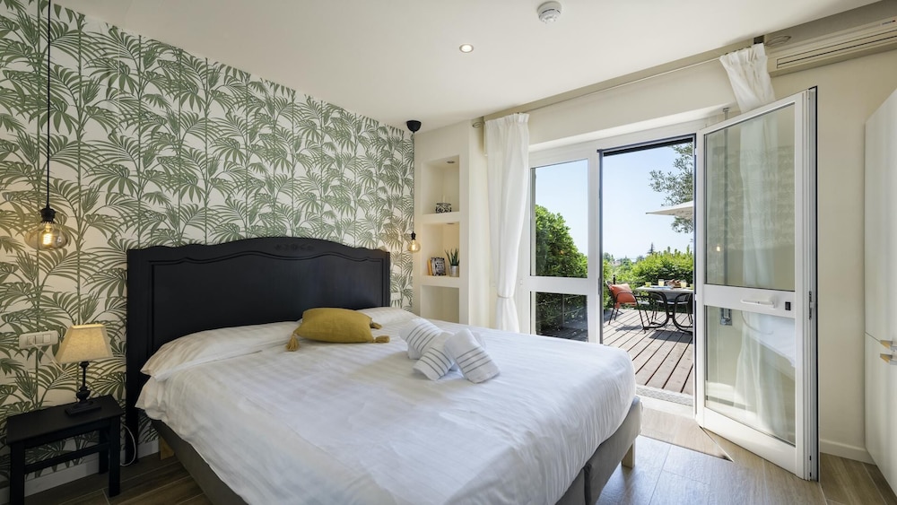 1 Bedroom, Deluxe, Apartment, Double Bed, Partial Lake View, Sofa