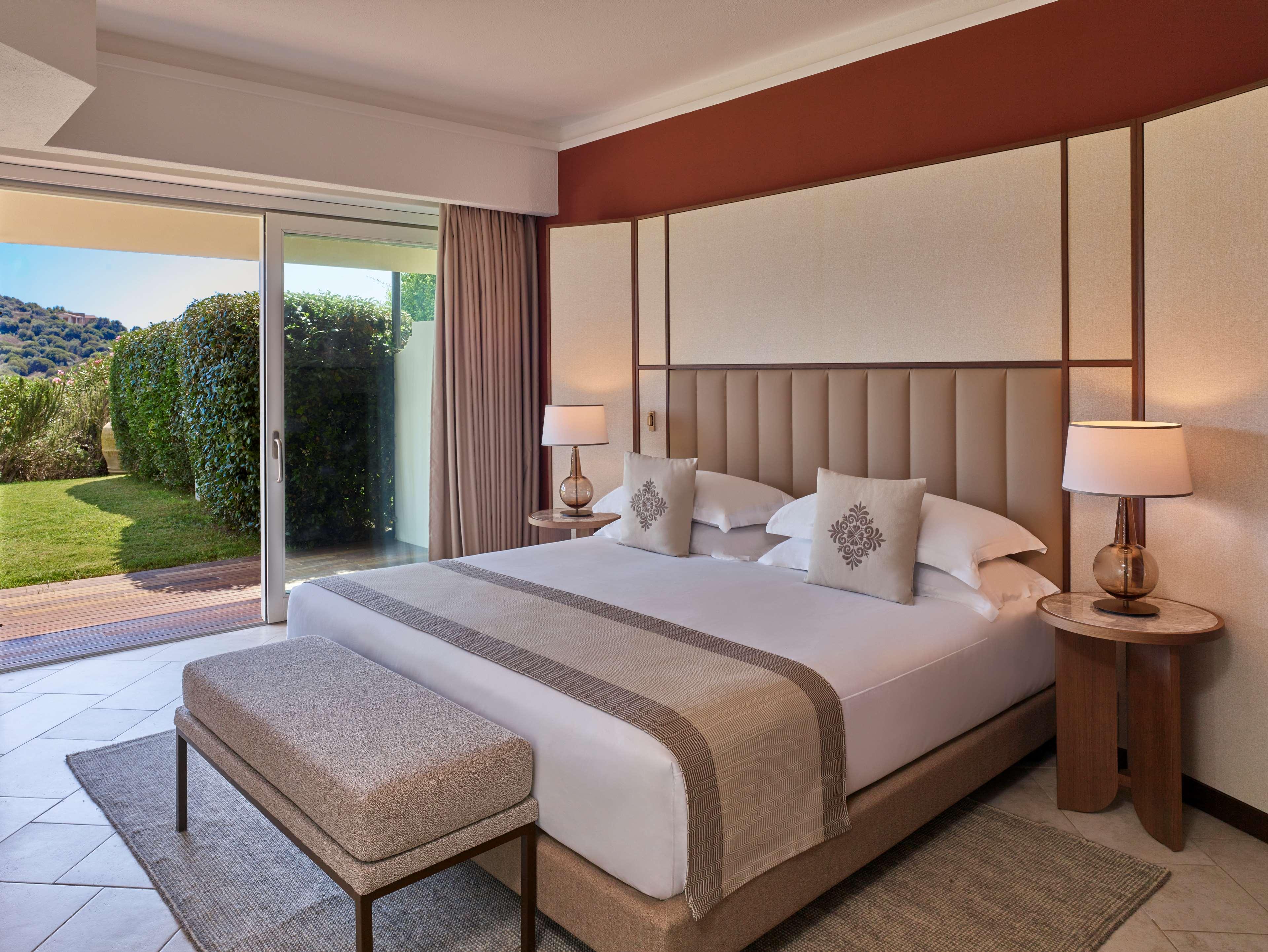 Junior Suite, King Bed, Private Garden, Hot Tub