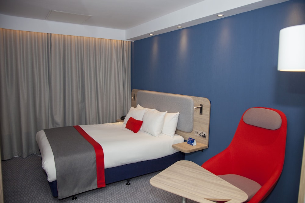 HOLIDAY INN EXPRESS CARDIFF BAY 12/39
