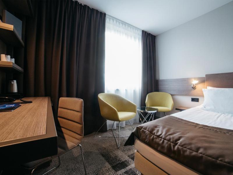 غرفة بسرير مزدوج مع سرير إضافي، Q Hotel Plus Katowice 3/5