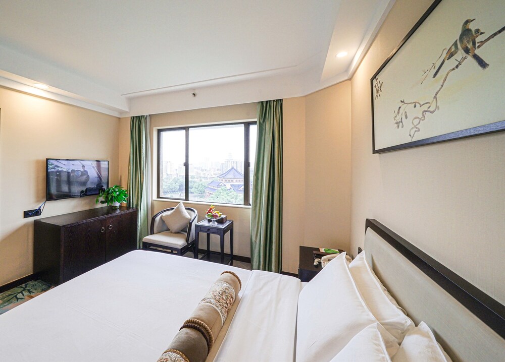 Guangdong Hotel (Sun Yat-sen Memorial Hall Station) 25/73