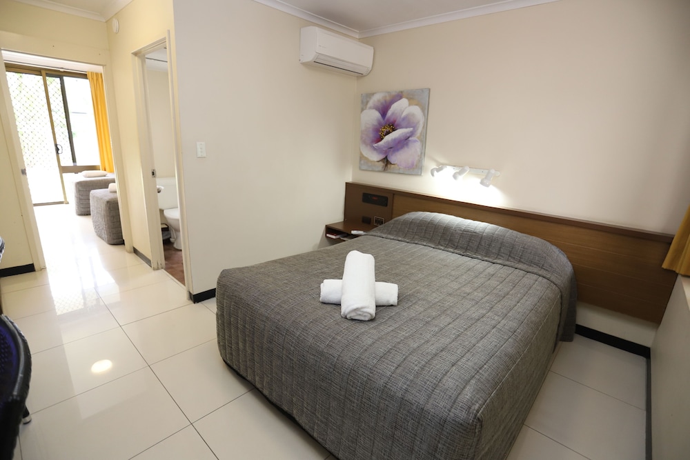 2 Bedrooms, 1 Single and 2 Queen Beds, Garden View 3/5