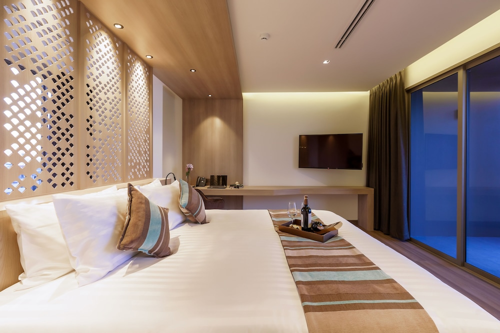 SUITE, KING BED, JETTED TUB, NEW BUILDING