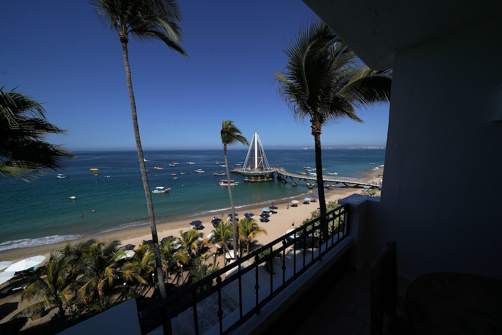 Emperador Vallarta Beachfront Hotel and Suites 65/74