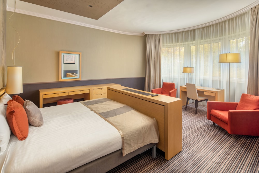 Ambassador, Suite, King Bed, Sofa