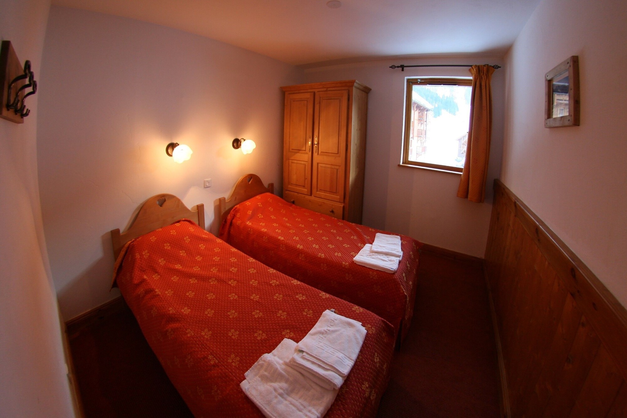 3 Bedrooms, Apartment, 1 Double and 4 Single Beds