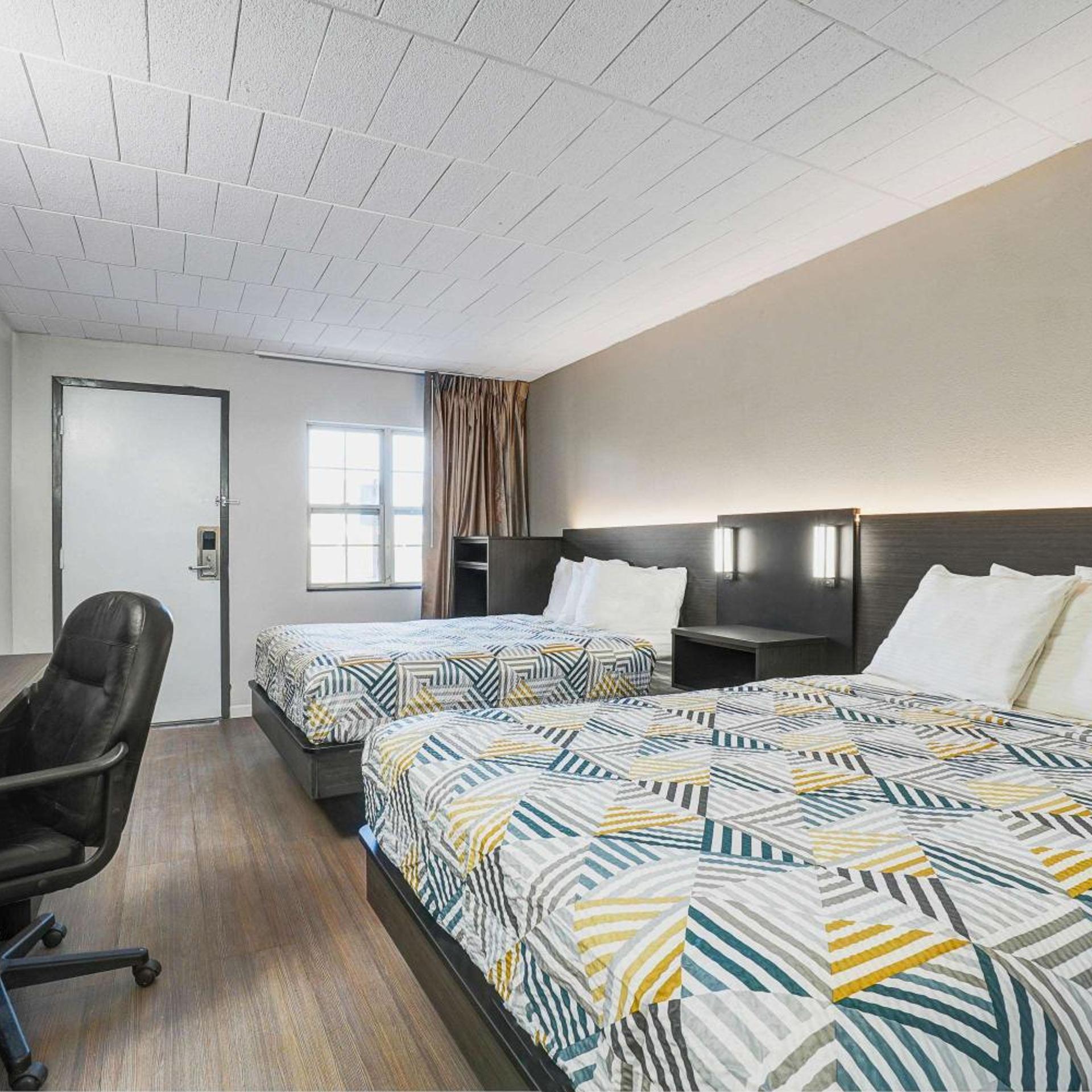 2 Queen Beds - Non-Smoking, Micfridge