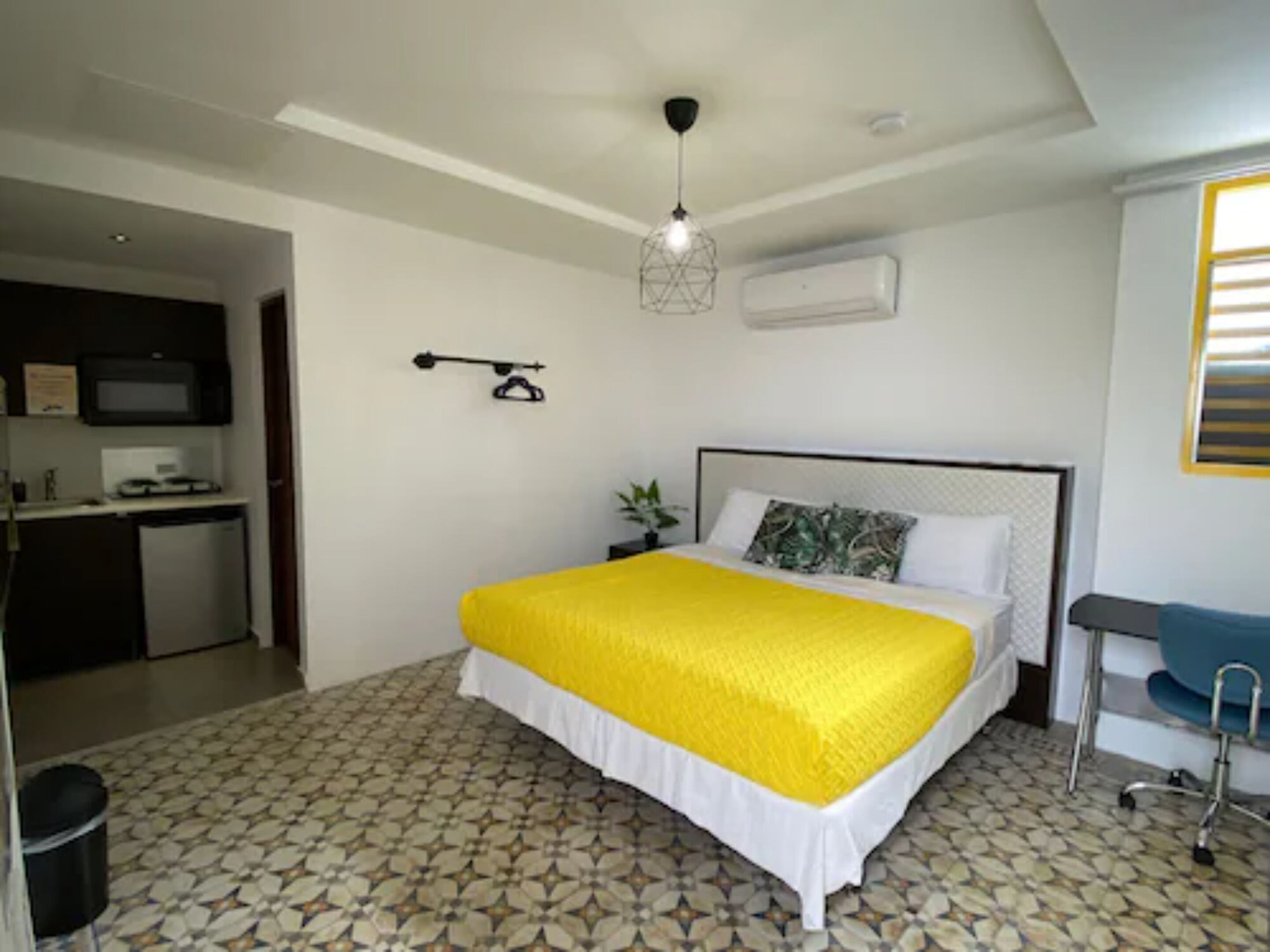 ROOM, KING BED