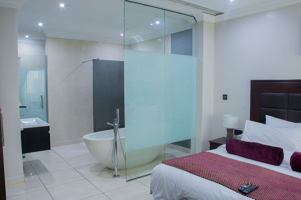 Leola Suites 11/37