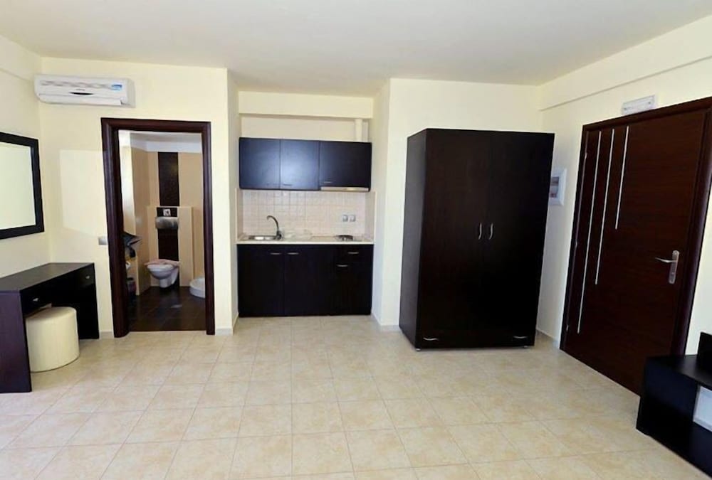 GOLDEN ROSE SUITES 38/62