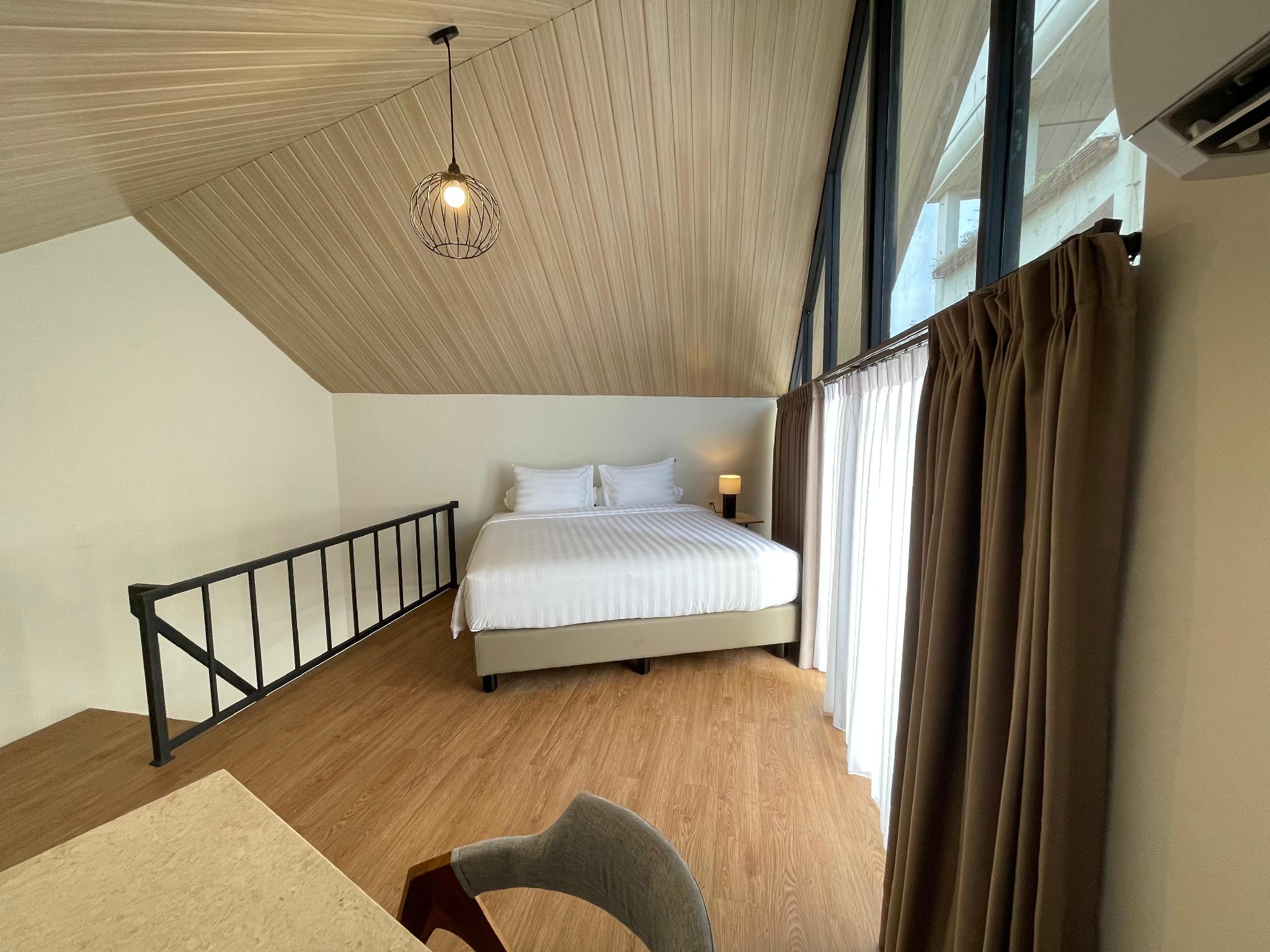 Mezzanine, Suite