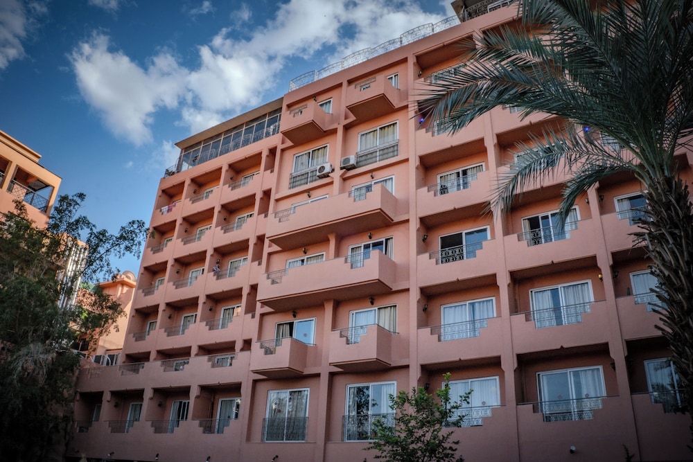 Imperial Holiday Hotel 10/86