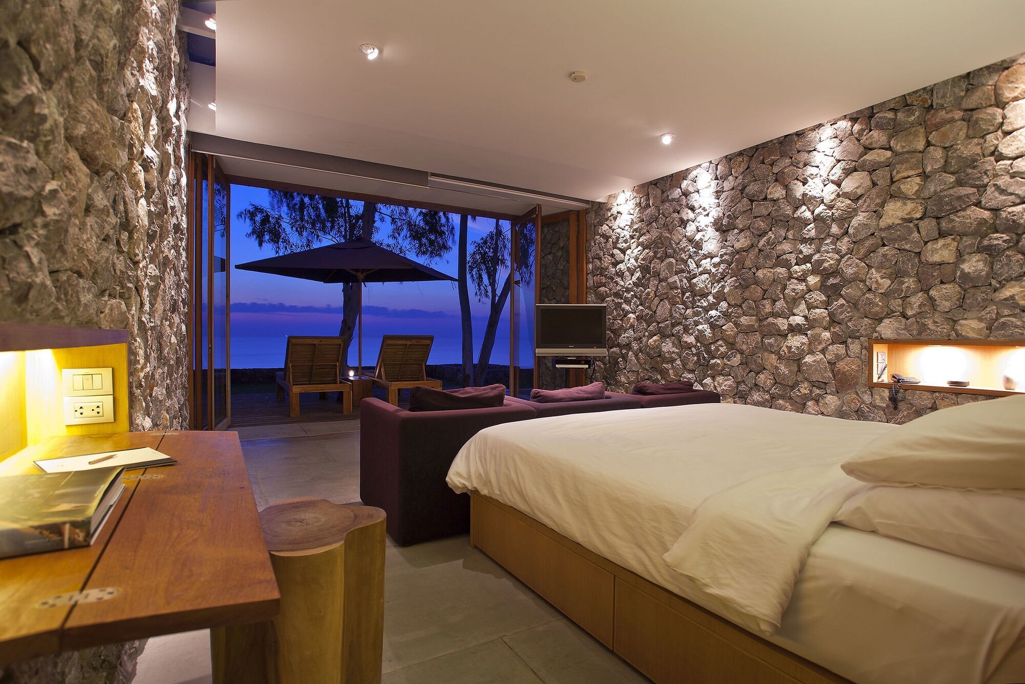 DELUXE OCEANFRONT POOL VILLA