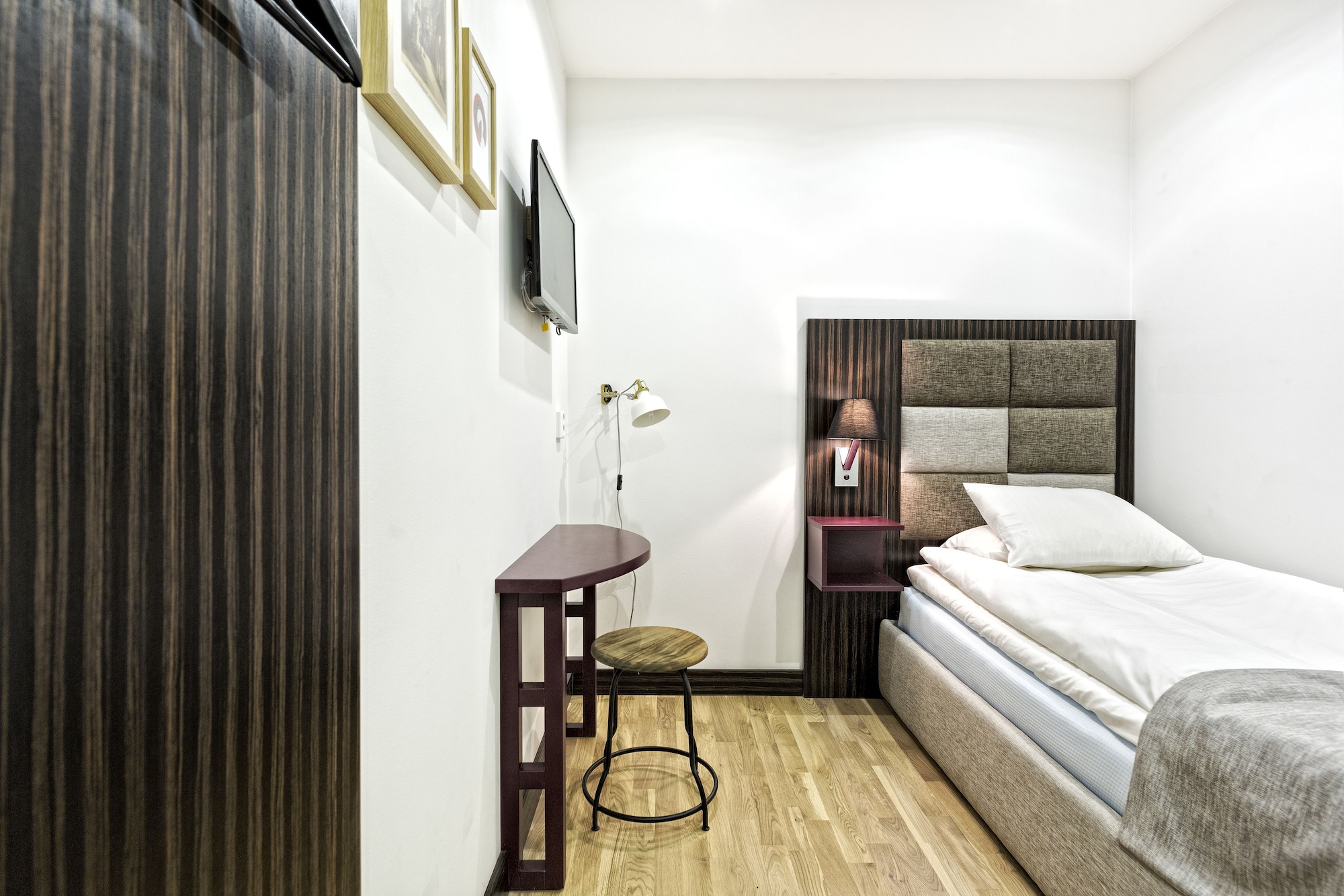 ROOM, SINGLE, NO WINDOW