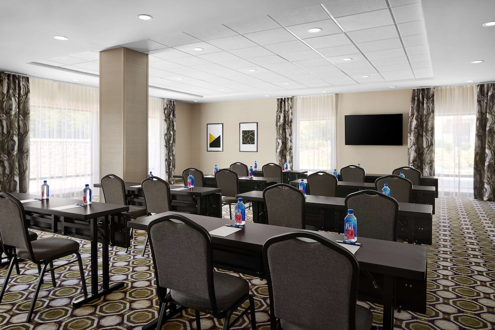 Hampton Inn and Suites Charlotte Steele Creek Road 32/35