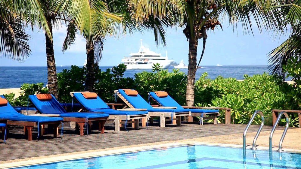 HULHULE ISLAND HOTEL 49/55