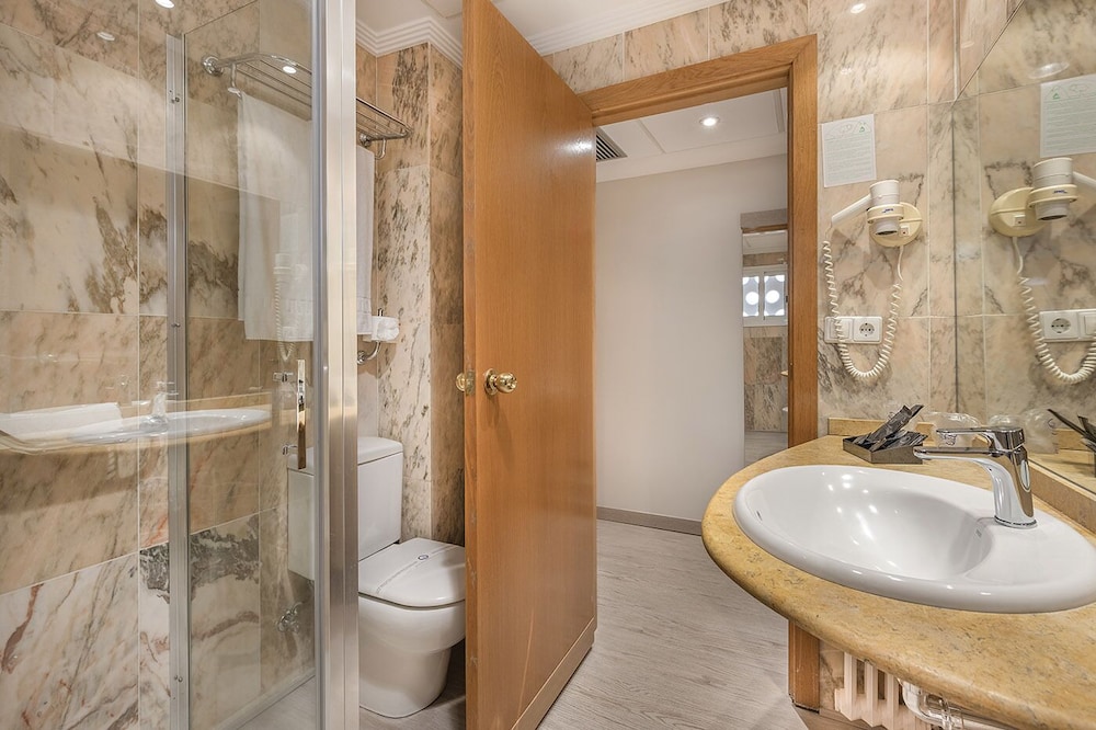 غرفة ثلاثية بثلاثة أسرّة بإطلالة على المدينة بشرفة، Poseidon Resort 6/7