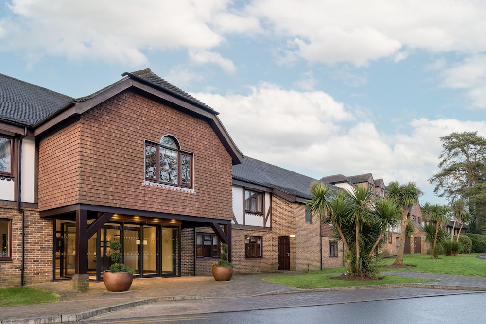 Elite Venue Selection Felbridge - Gatwick 4/75