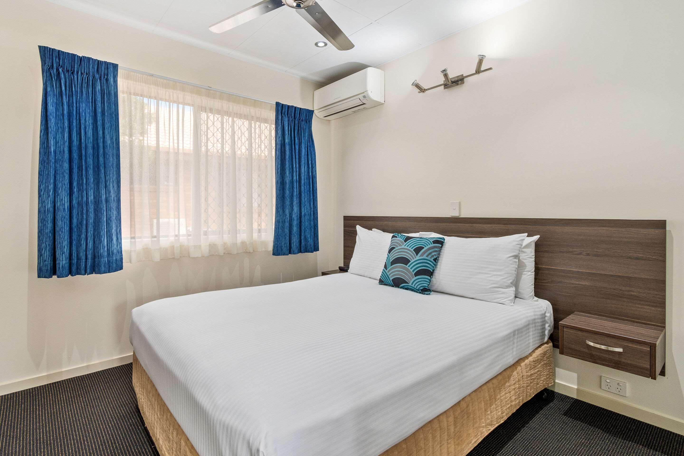SUITE, QUEEN BED
