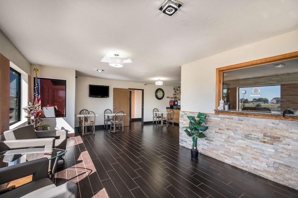 Americas Best Value Inn & Suites Harrisonville 1/33