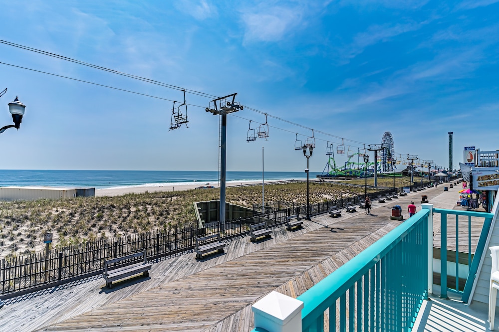 Boardwalk Sand & Surf Inn Oceanfront 49/55