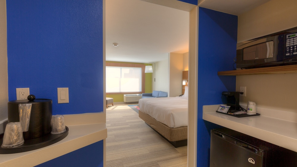 Holiday Inn Express Suites Tulsa Midtown 18/68