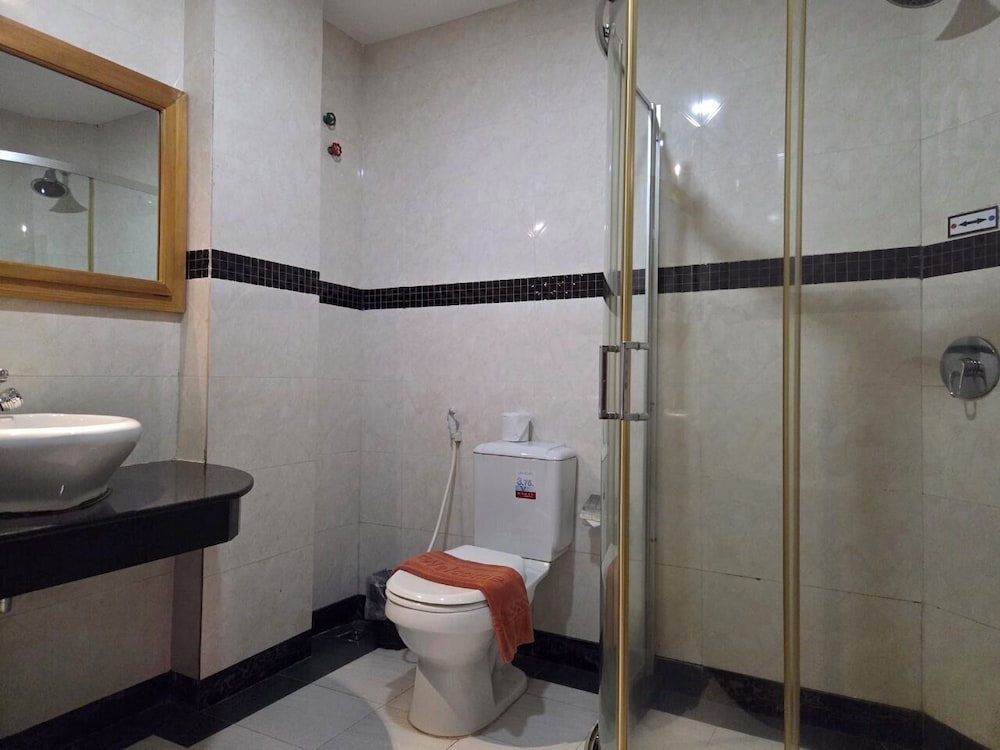 Aristocrat Residence Hotel 79/80