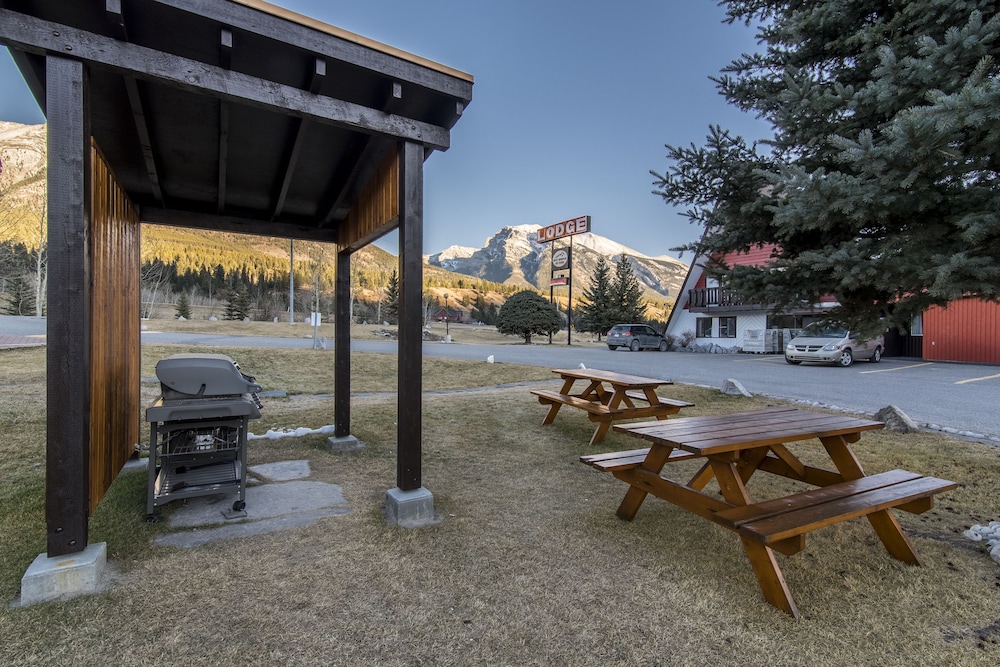 Canmore Rocky Mountain Ski Lodge 114/118