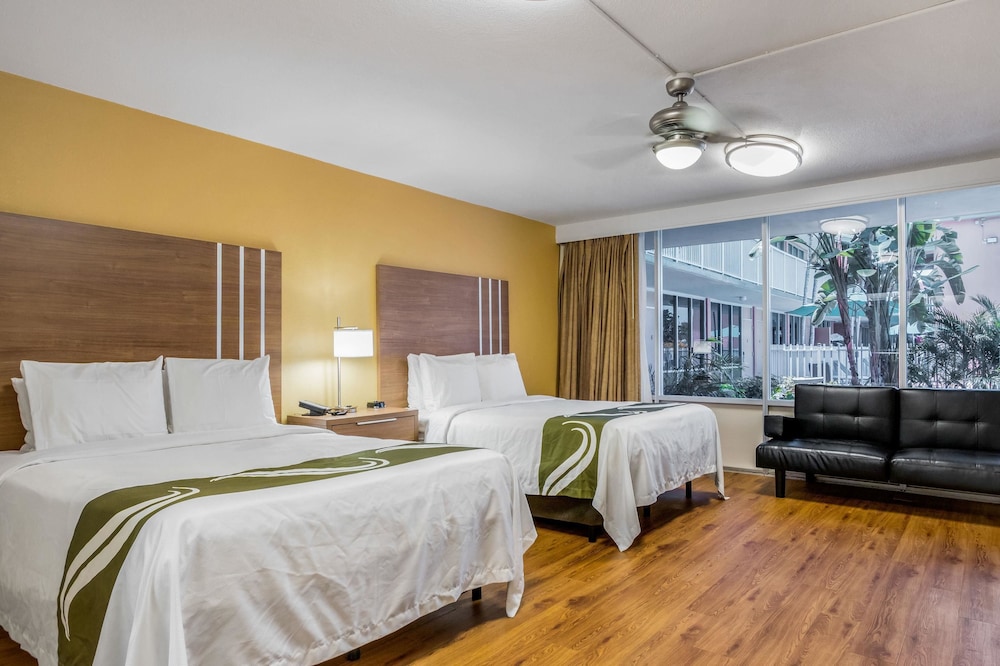 Quality Inn and Suites Airport Cruise Port Hollywood 30/55
