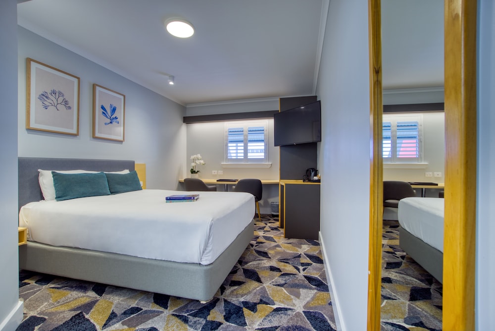 DELUXE, KING BED