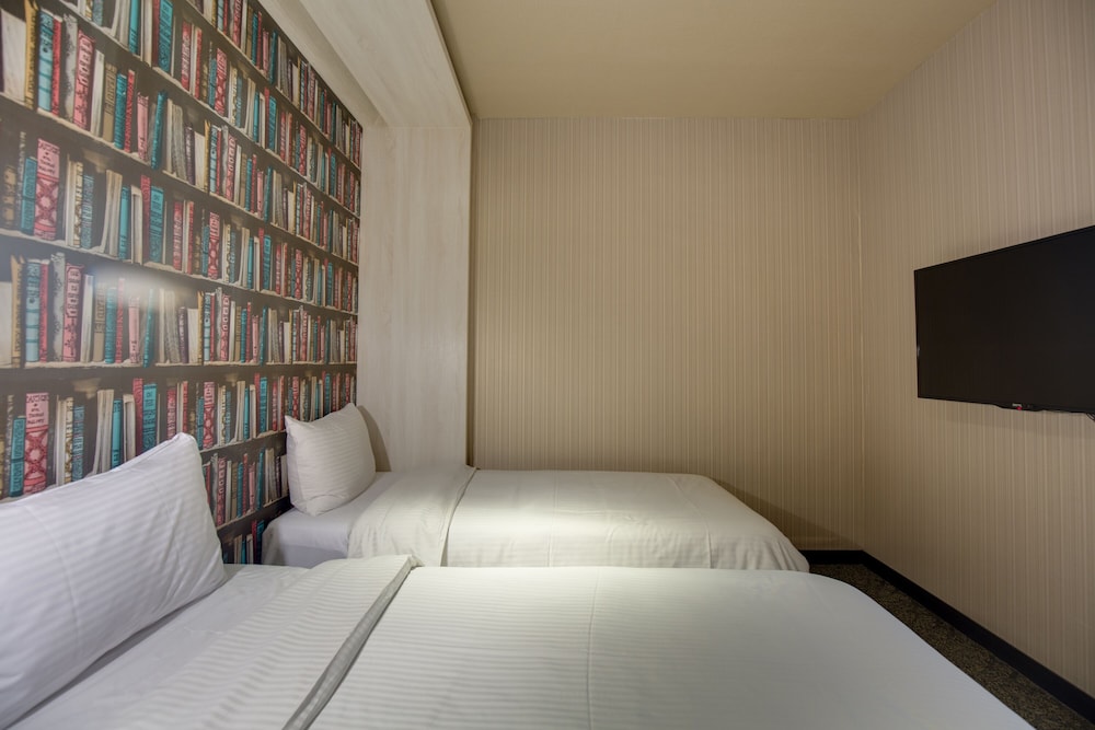East Dragon Hotel 23/74