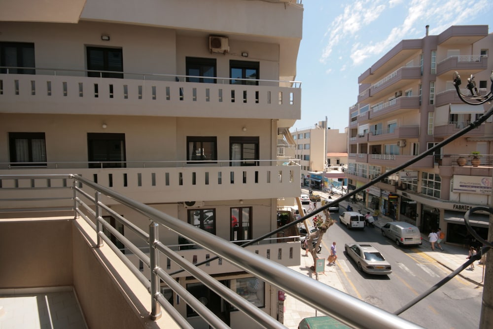 Kronos Hotel 8/50