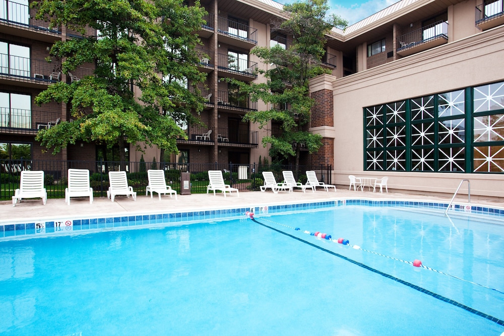 Holiday Inn Express Rolling Mdws Schaumburg Area 25/33