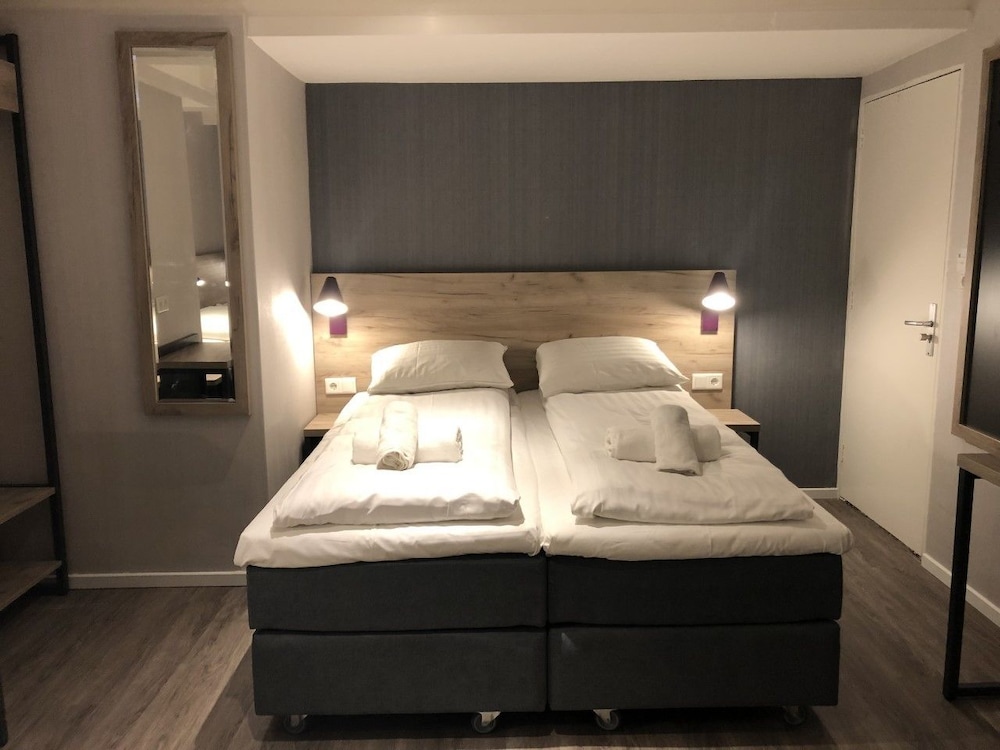 Facade Hotel Amsterdam 20/44