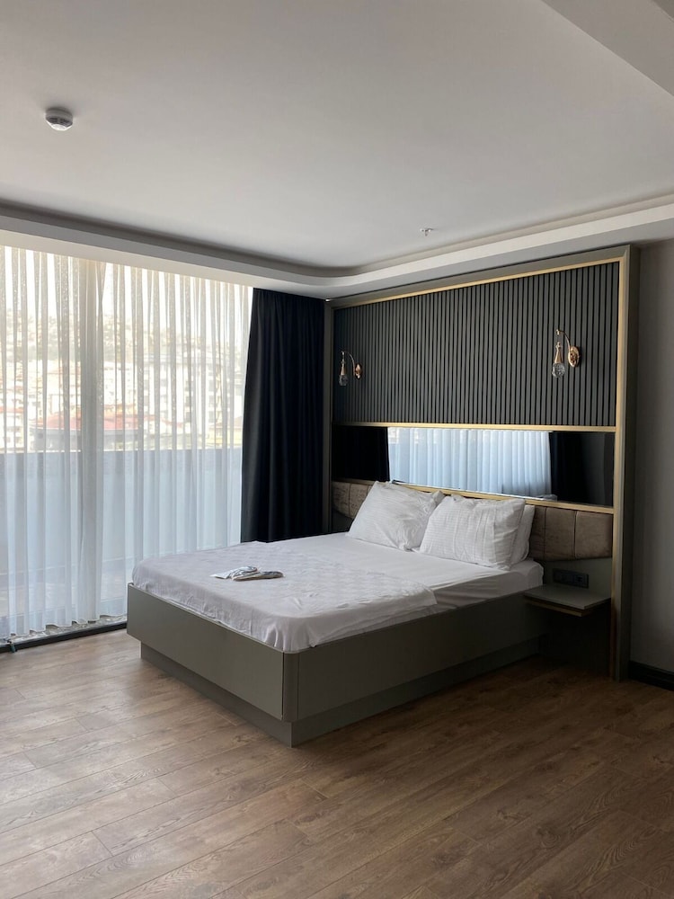 216 Ruby Suite 16/43