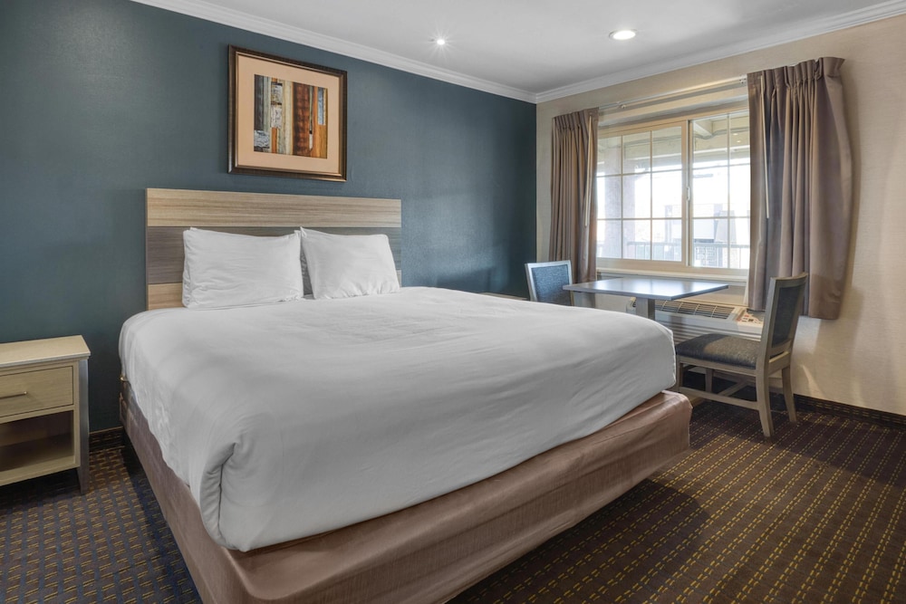 غرفة قياسية بسرير كوين وسرير فردي، SureStay Hotel by Best Western San Rafael 3/8