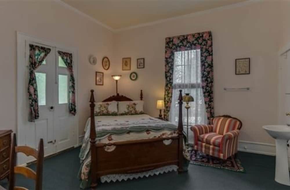 Carrier Houses Bed and Breakfast 34/60