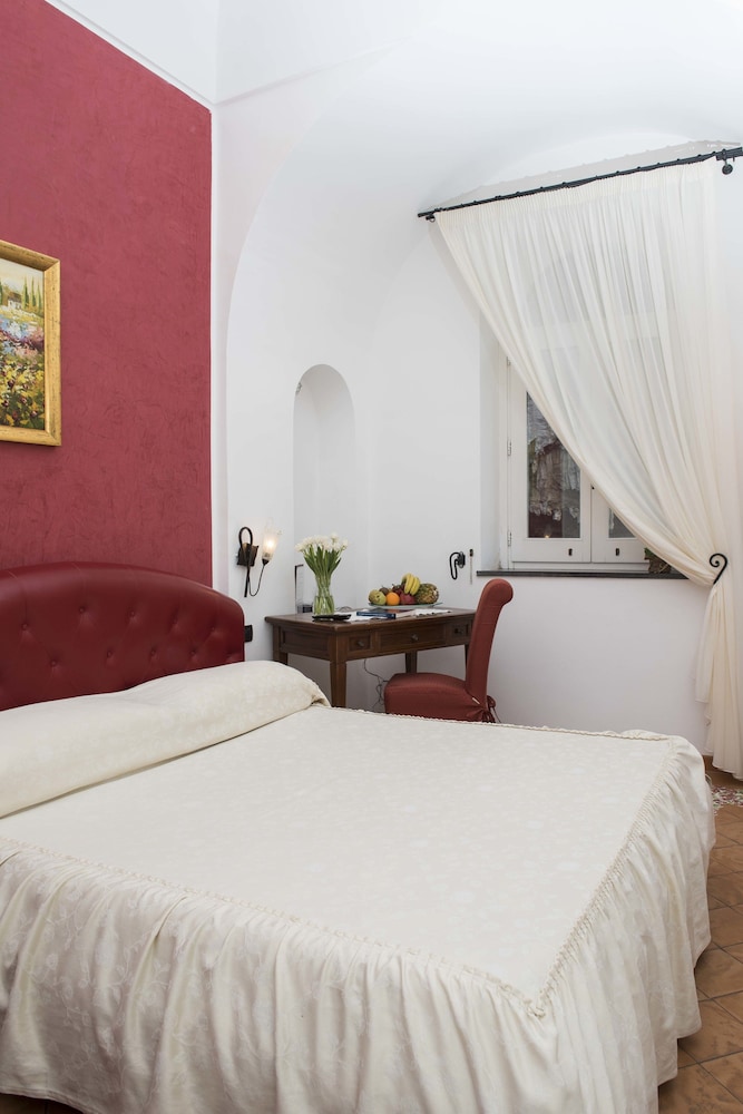 DELUXE, DOUBLE OR TWIN BED