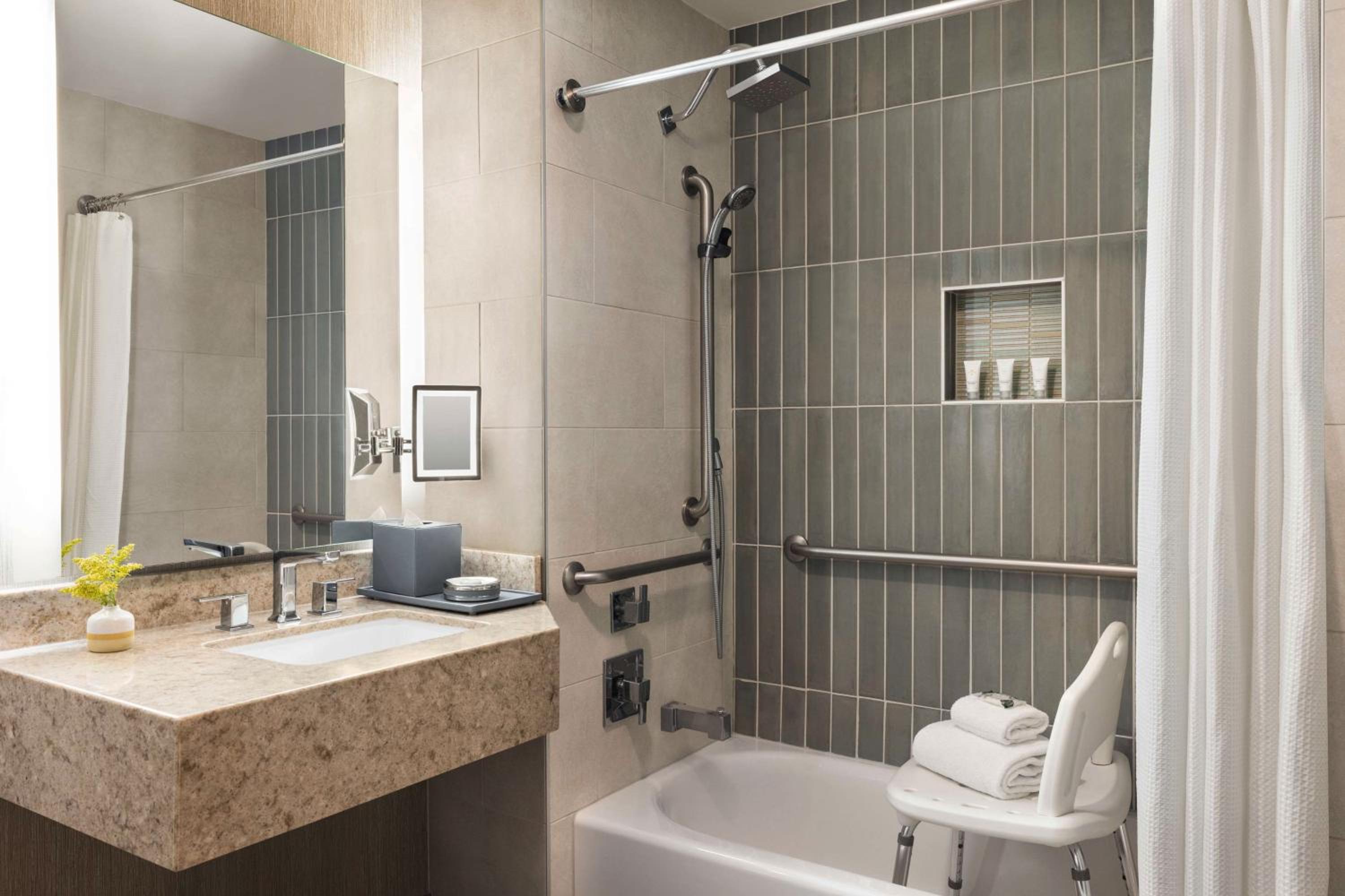 Room, King Bed, with Pool, Accessible، The Woodlands Resort, Curio Collection by Hilton 5/6