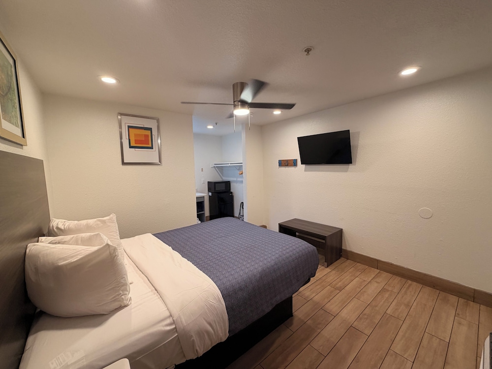 Holland Inn And Suites 14/51