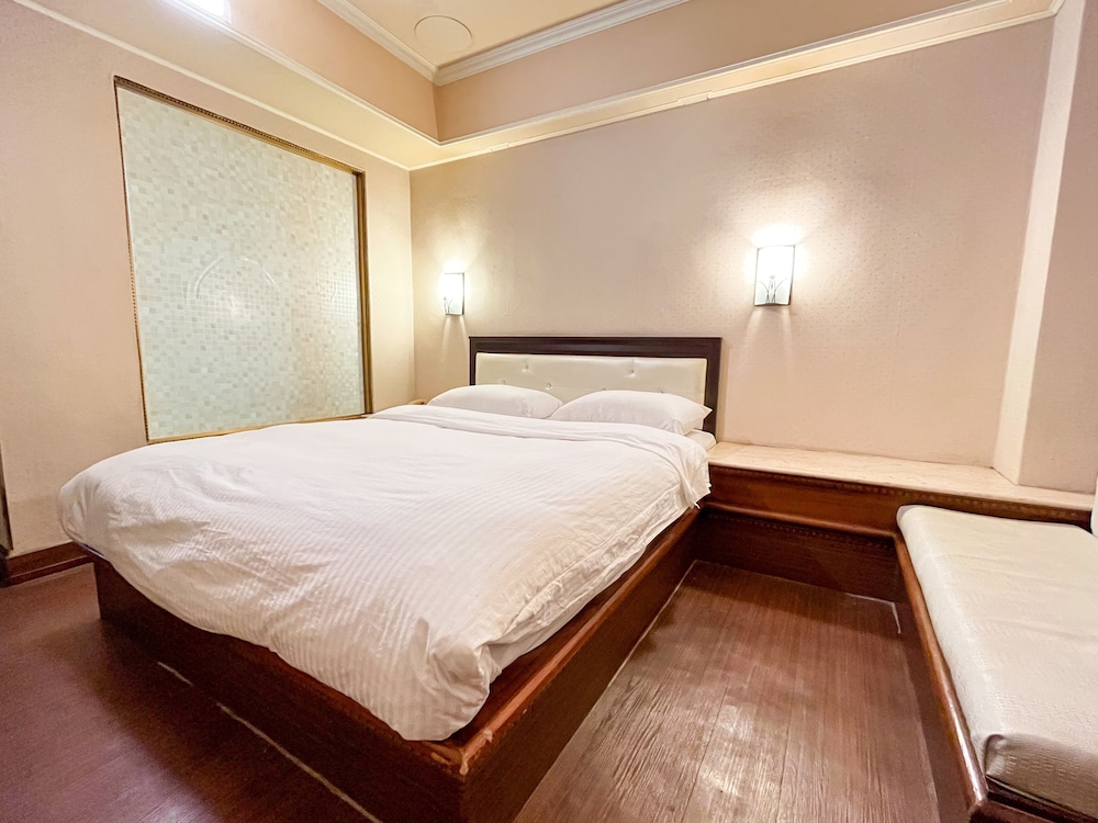 ECONOMY, DOUBLE BED, NO WINDOW